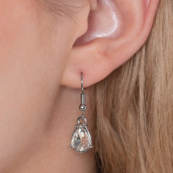 Paparazzi Jewelry Accessories - Park Avenue A-Lister - White Necklace - Vintage - Picture 6 of 6